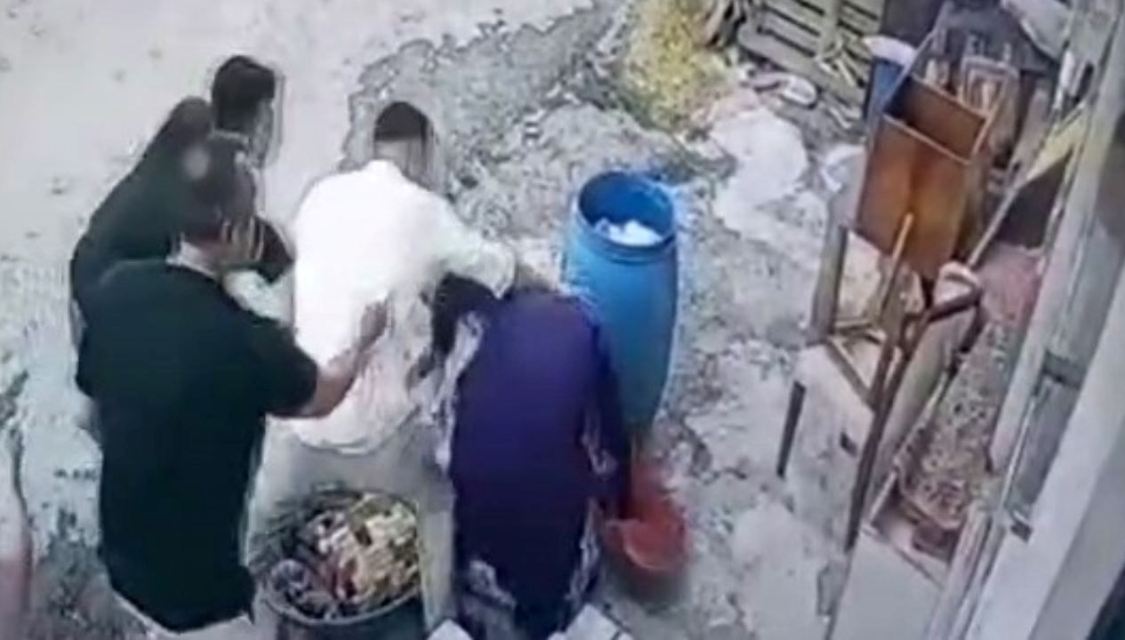 basaksehirde baba ve oglu bidon nedeniyle 58 yasindaki kadini darbetti aQWG1SAq