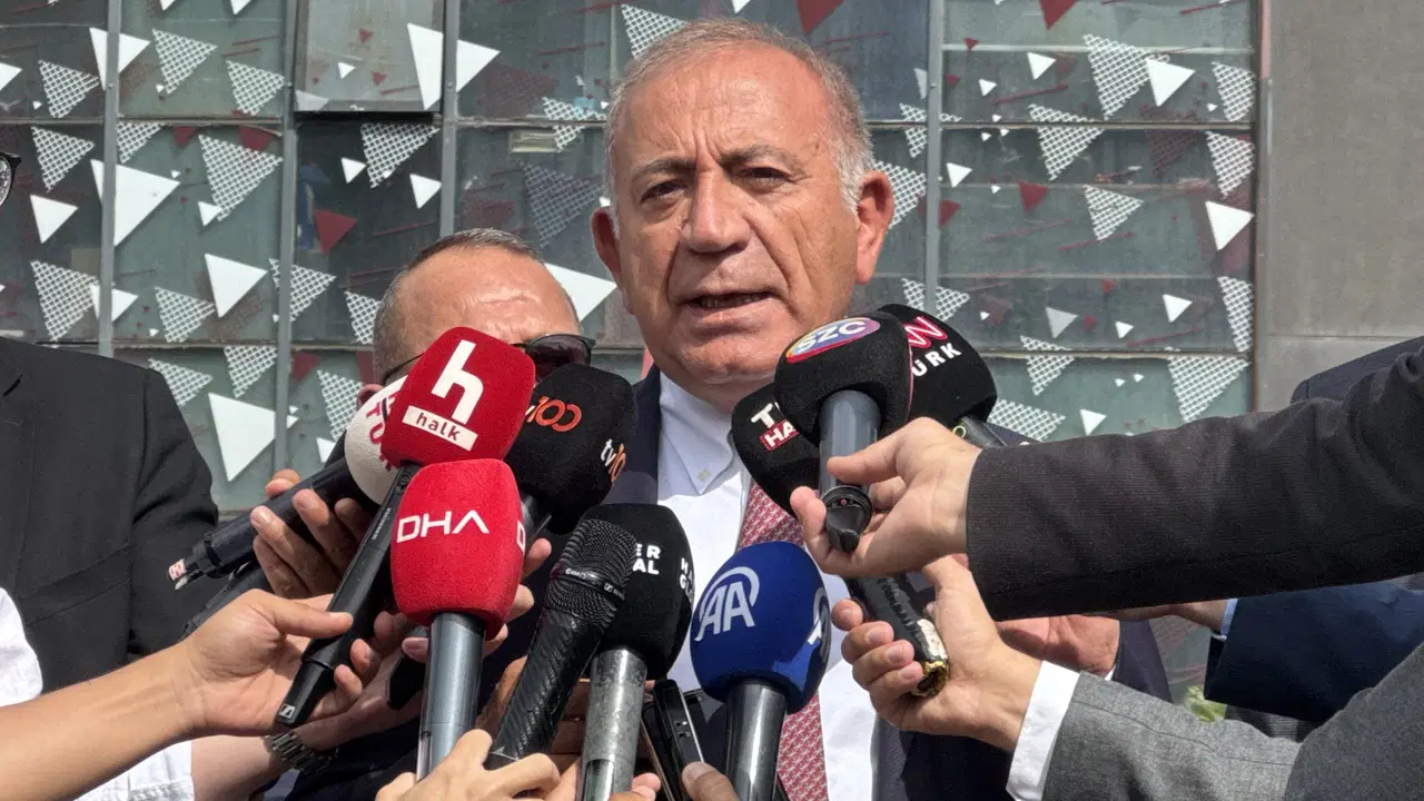 kayyum gursel tekin yine chpnin eski il binasina geldi ozgur ozel gelmeden binadan ayrildi 8XxBq7vf