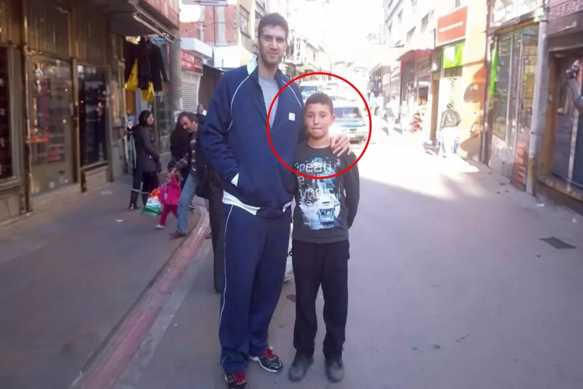 nereden nereye ayakkabisi yirtik bu cocugu simdi butun turkiye taniyor DCqjAR5J