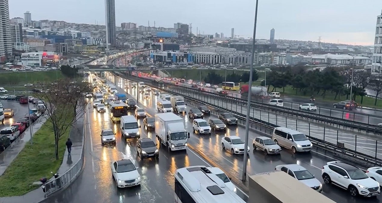 pazartesi yagmuru megakenti vurdu istanbulda trafik kilitlendi g2PcXkTB
