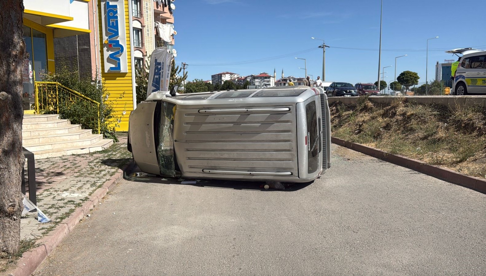 sivasta kaza arac yoldan cikip devrildi fnnM3x3d