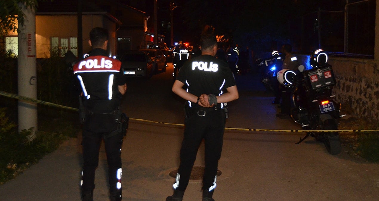 sokak ortasinda dehset annesi kardesi ve komsusunu vurup intihara kalkisti 5Yr7l3J3