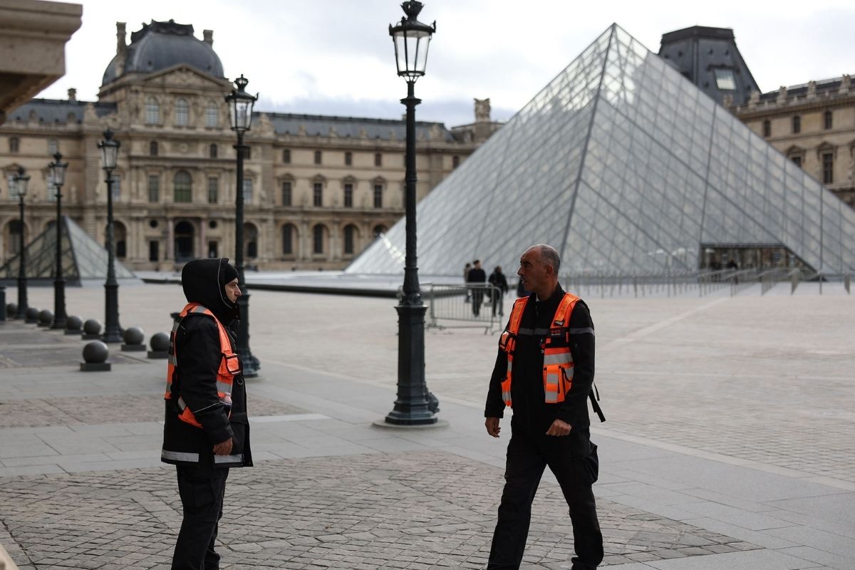 fransa calinan louvre mucevherlerini bulmak icin zamanla yarisiyor 6NeDQSVj.jpg