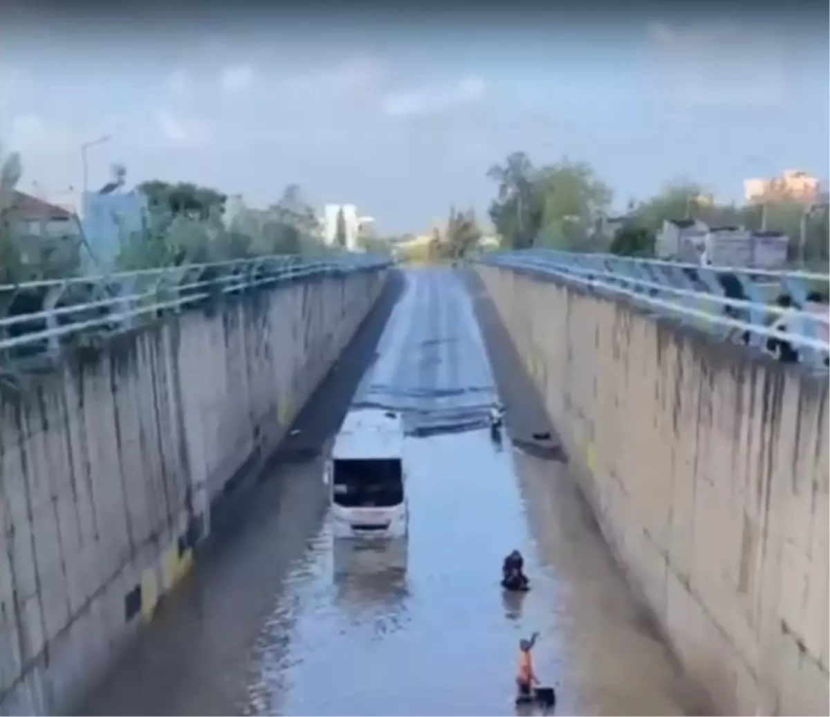 hatayda selde mahsur kalan kadin itfaiye ekipleri tarafindan kurtarildi NU8d4tmt.jpg