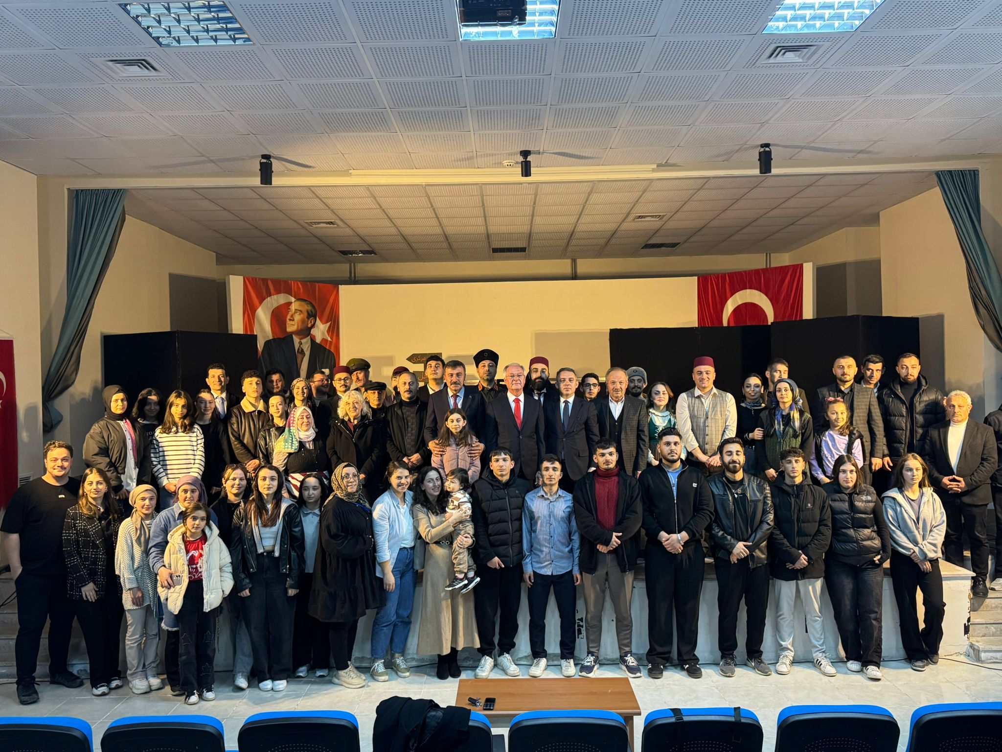 Büyükşehir Tiyatrosu İlçelerde Büyük İlgi Gördü