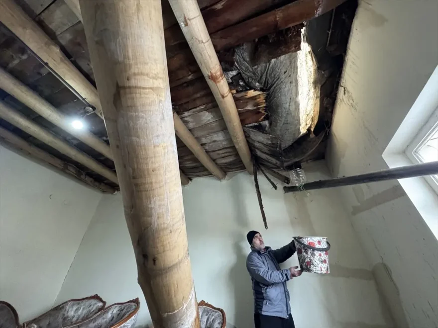 Hakkari’de Sağanak Yağış, Bir Evin Damını Çökertti