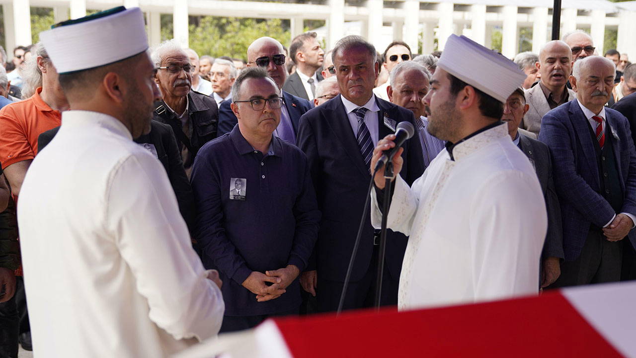 İBB’deki Yeni Operasyonda Gözaltı Kararı Çıkan Yasin Çağatay Seçkin, Babasını Son Yolculuğuna Uğurladı